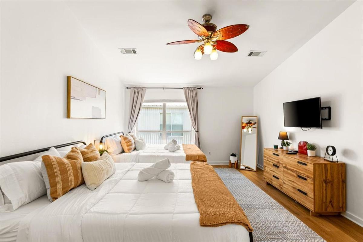 Luxe 3 Story Townhome with Downtown View Near NRG Stadium Centrally Located Walkable To Popular Restaurants sleeps 8 view 5