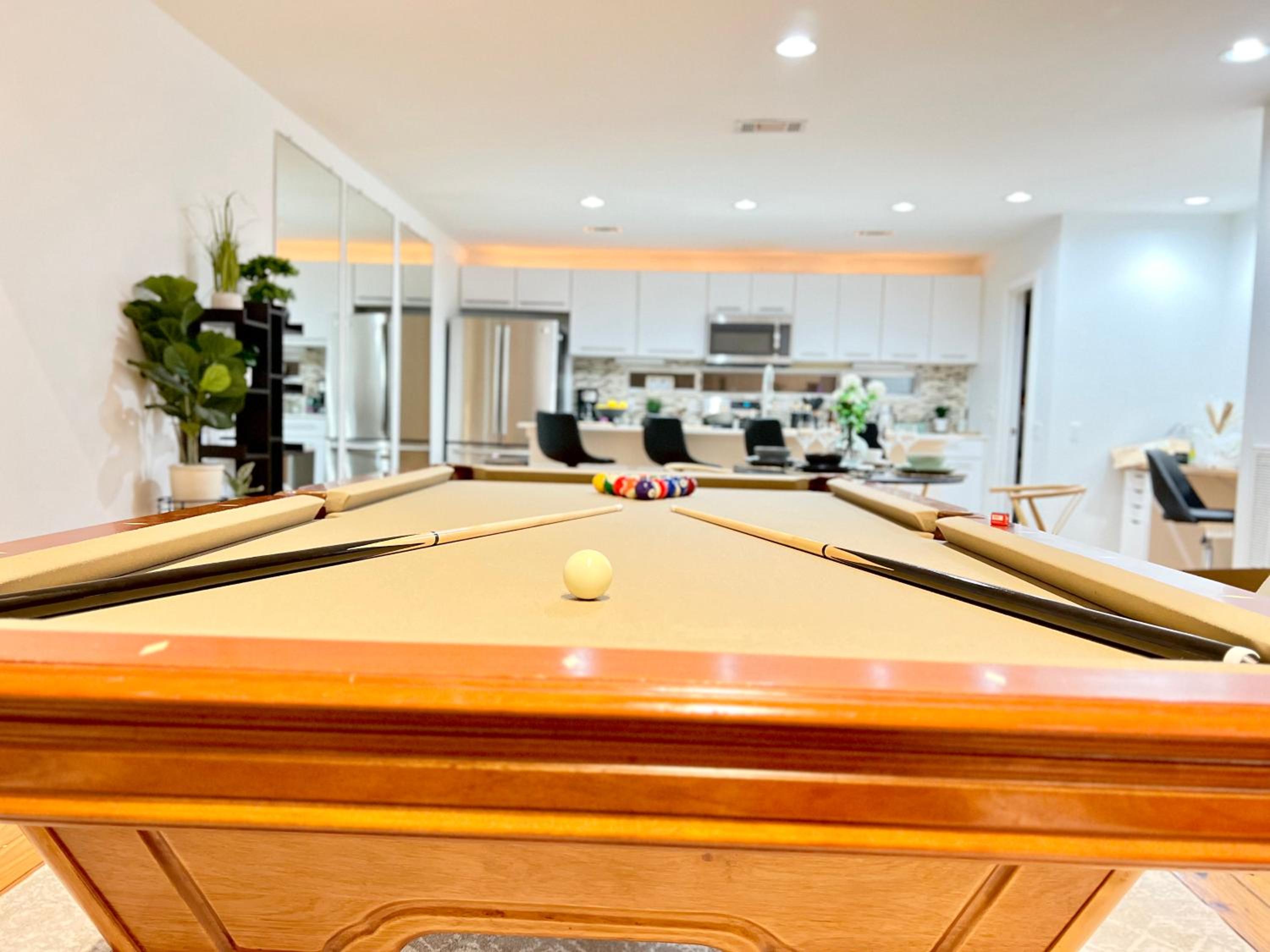 Luxe 3 Story Townhome with Downtown View Near NRG Stadium Centrally Located Walkable To Popular Restaurants sleeps 8 view 4