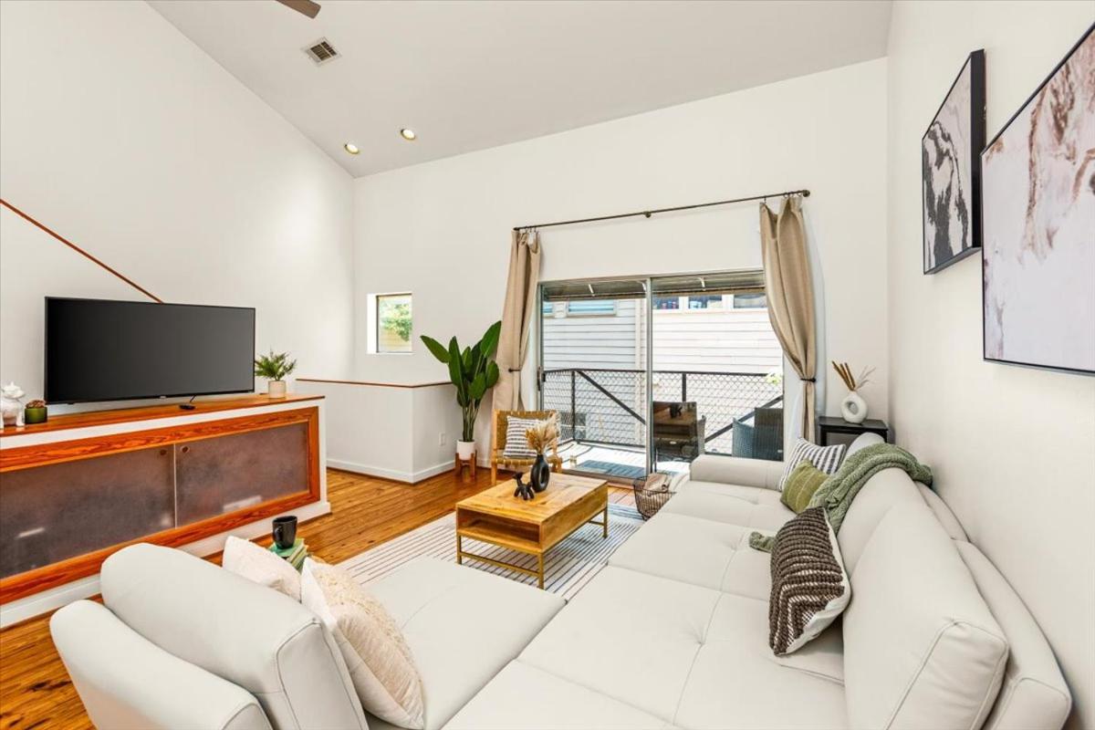 Luxe 3 Story Townhome with Downtown View Near NRG Stadium Centrally Located Walkable To Popular Restaurants sleeps 8 view 3