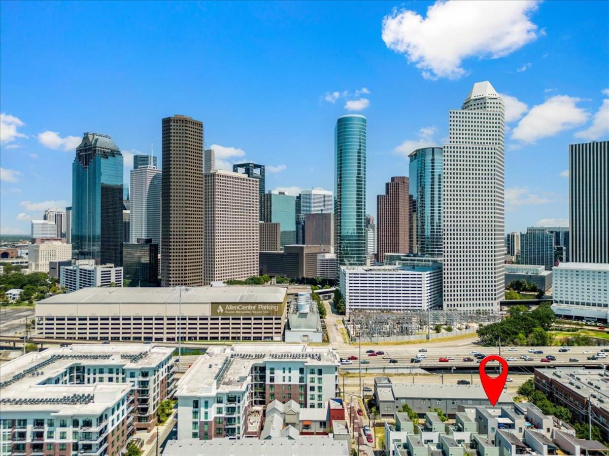 Luxe 3 Story Townhome with Downtown View Near NRG Stadium Centrally Located Walkable To Popular Restaurants sleeps 8 view 2