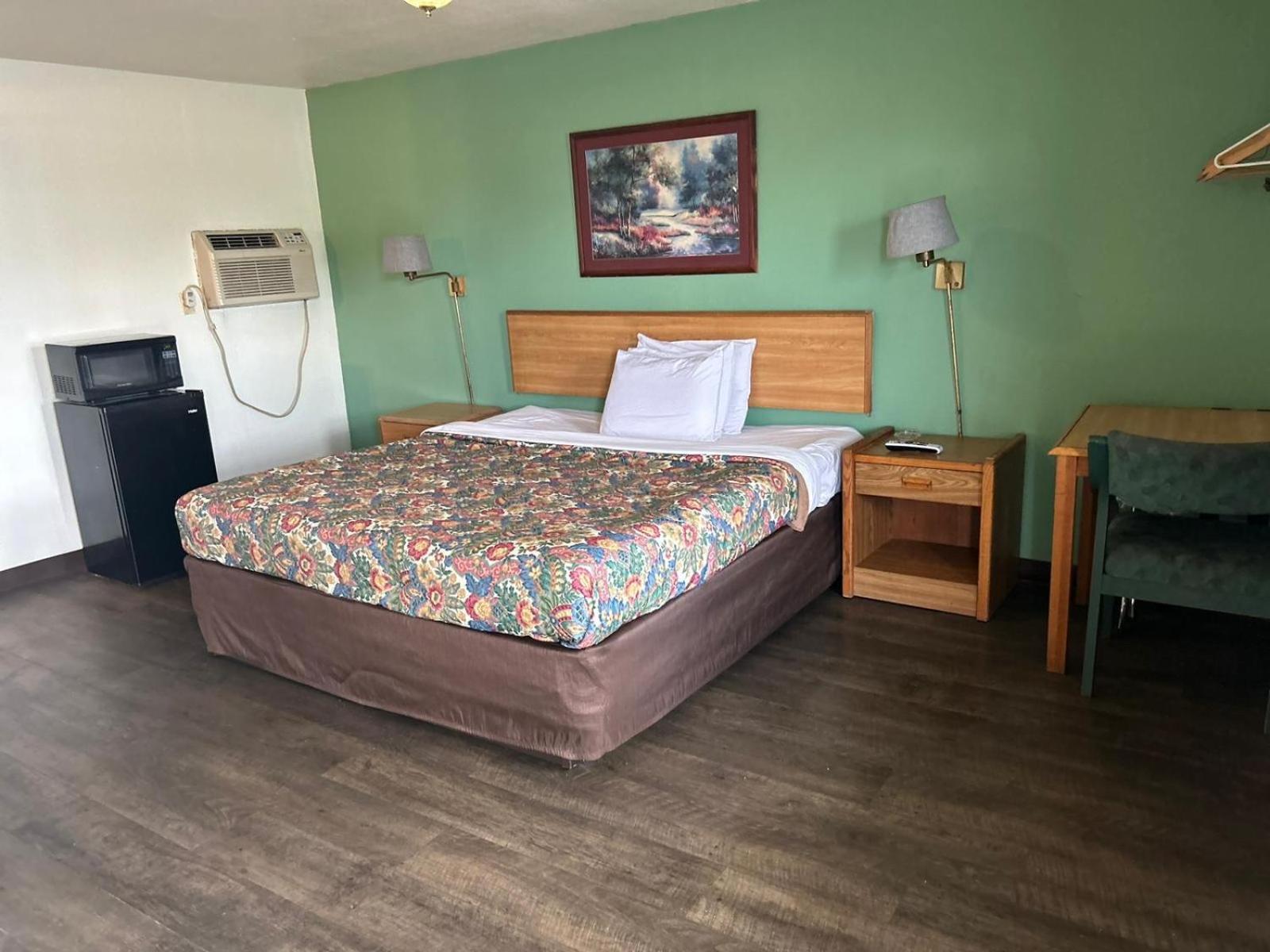 Hillcrest Motel by Oyo Aurora near Lawrenceburg