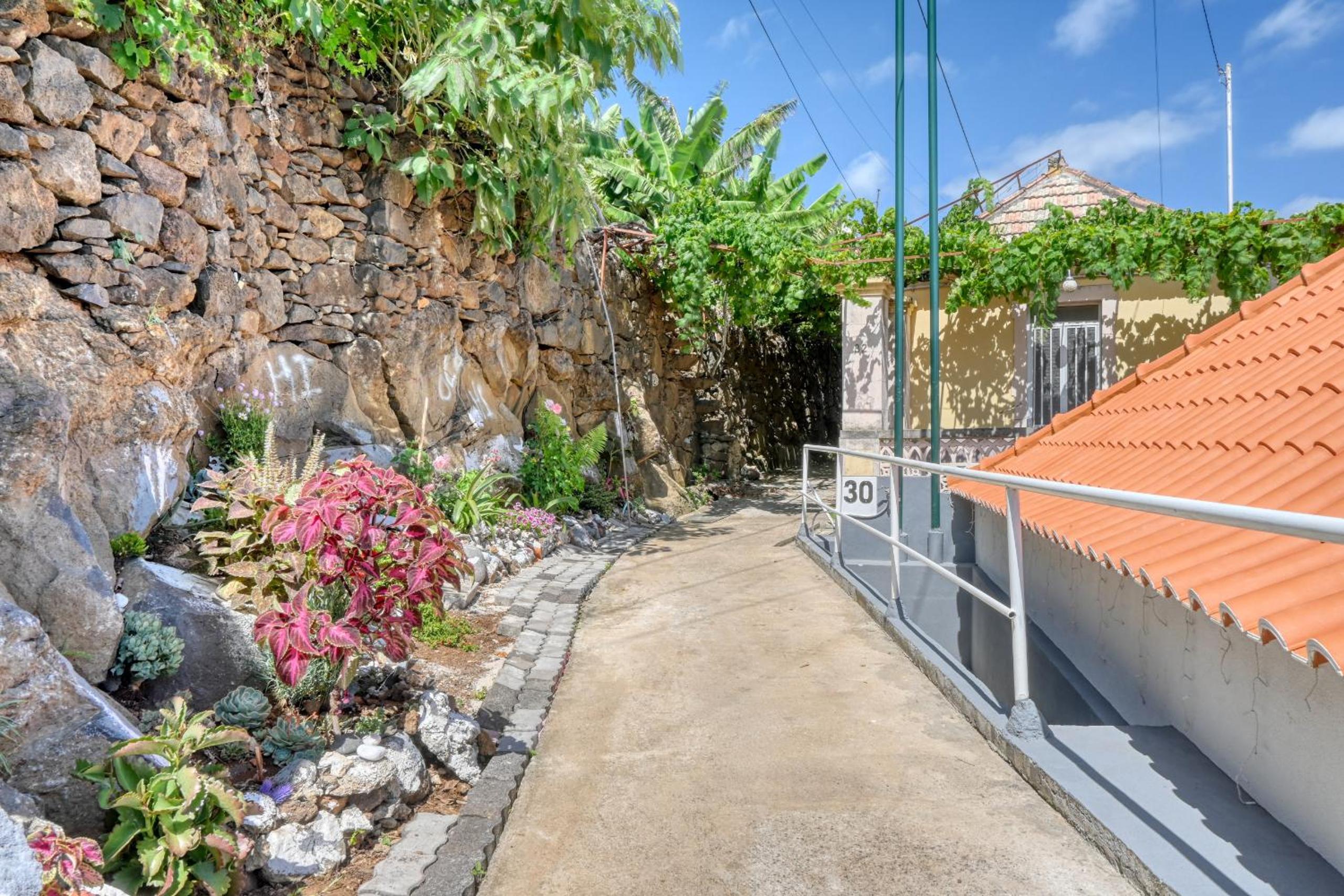 Casa Sienna, a Home in Madeira view 3