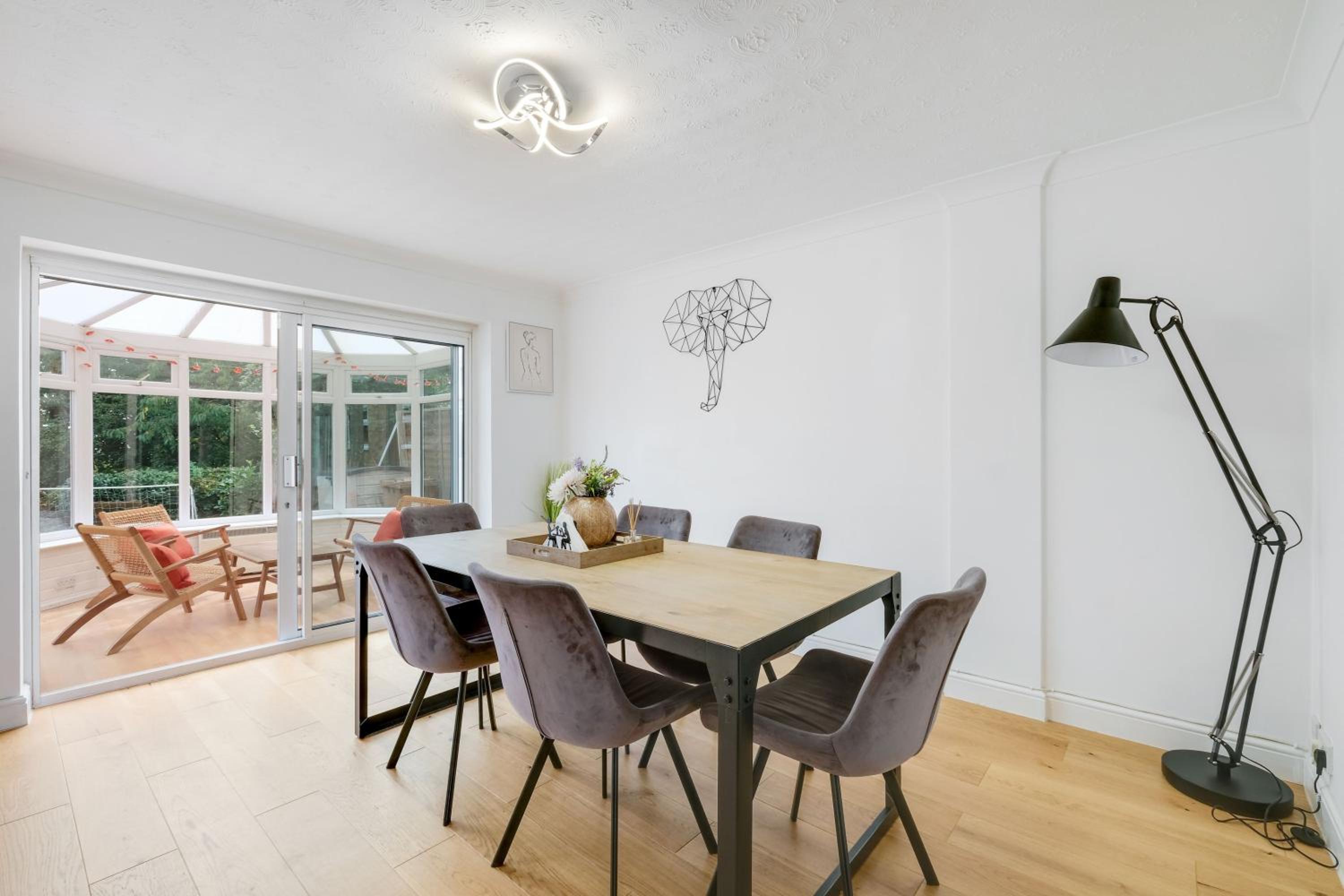 Luxury 5 BDR 2 BA House with Parking in Sandhurst By 360Stays