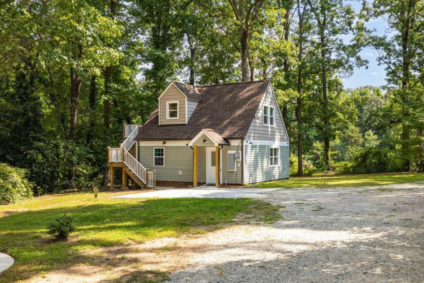 Quietude Place, Stylish 2 Bedroom House with Full Kitchen view 2
