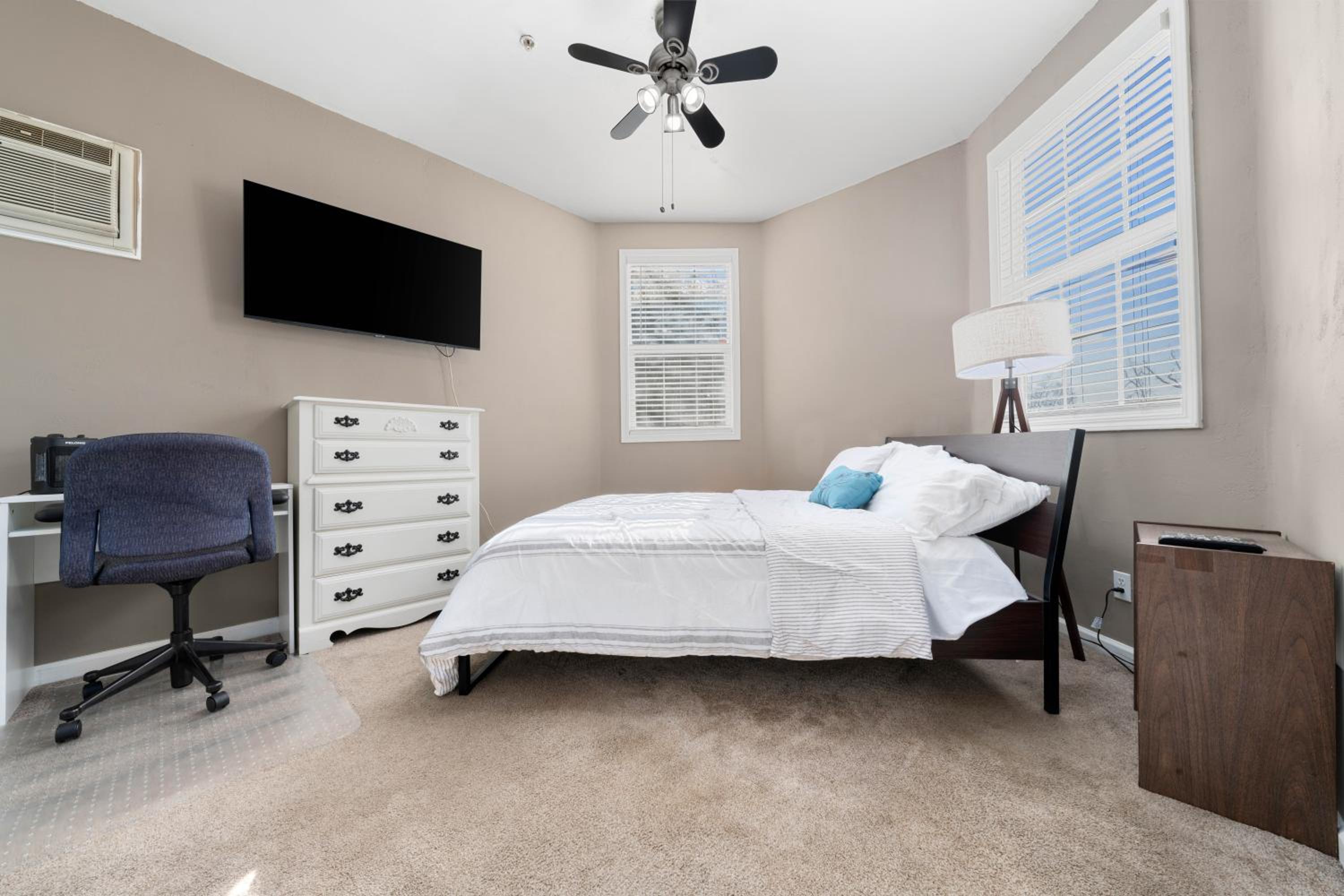 Cozy 1 bdr/1br near downtown view 2