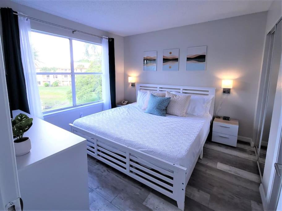 2bd/2bth Modern Condo on International Dr. w Pool ! Near Sea World and Universal