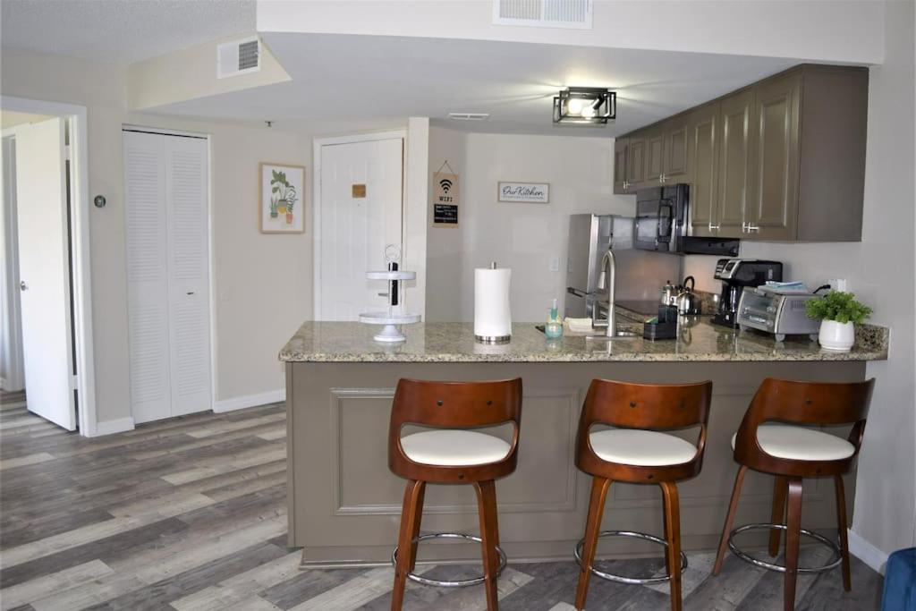 2bd/2bth Modern Condo on International Dr. w Pool ! Near Sea World and Universal