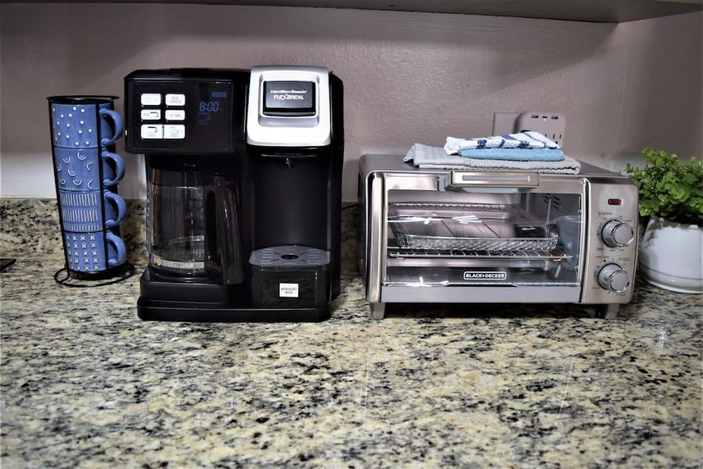 2bd/2bth Modern Condo on International Dr. w Pool ! Near Sea World and Universal
