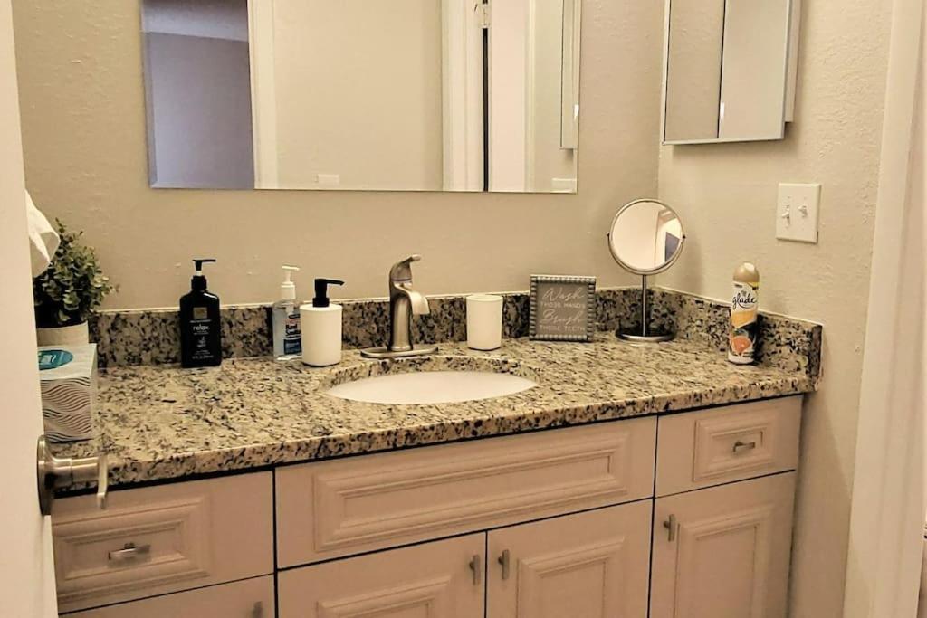 2bd/2bth Modern Condo on International Dr. w Pool ! Near Sea World and Universal