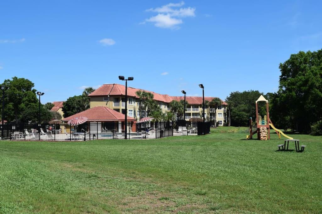 2bd/2bth Modern Condo on International Dr. w Pool ! Near Sea World and Universal