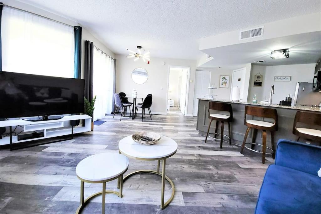 2bd/2bth Modern Condo on International Dr. w Pool ! Near Sea World and Universal
