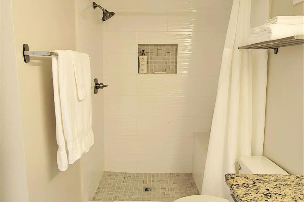 2bd/2bth Modern Condo on International Dr. w Pool ! Near Sea World and Universal
