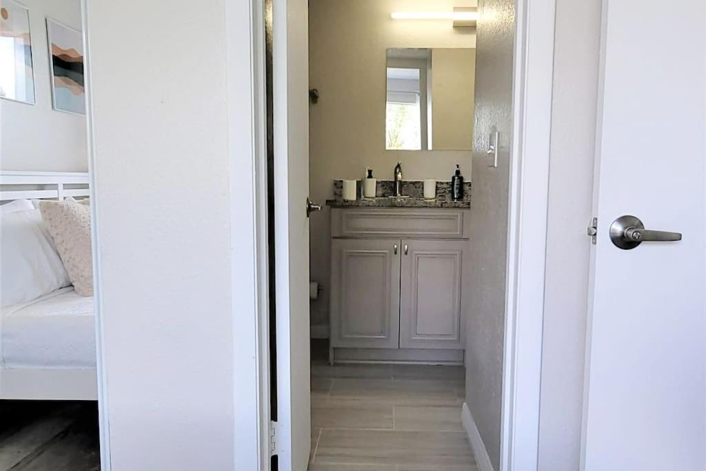 2bd/2bth Modern Condo on International Dr. w Pool ! Near Sea World and Universal