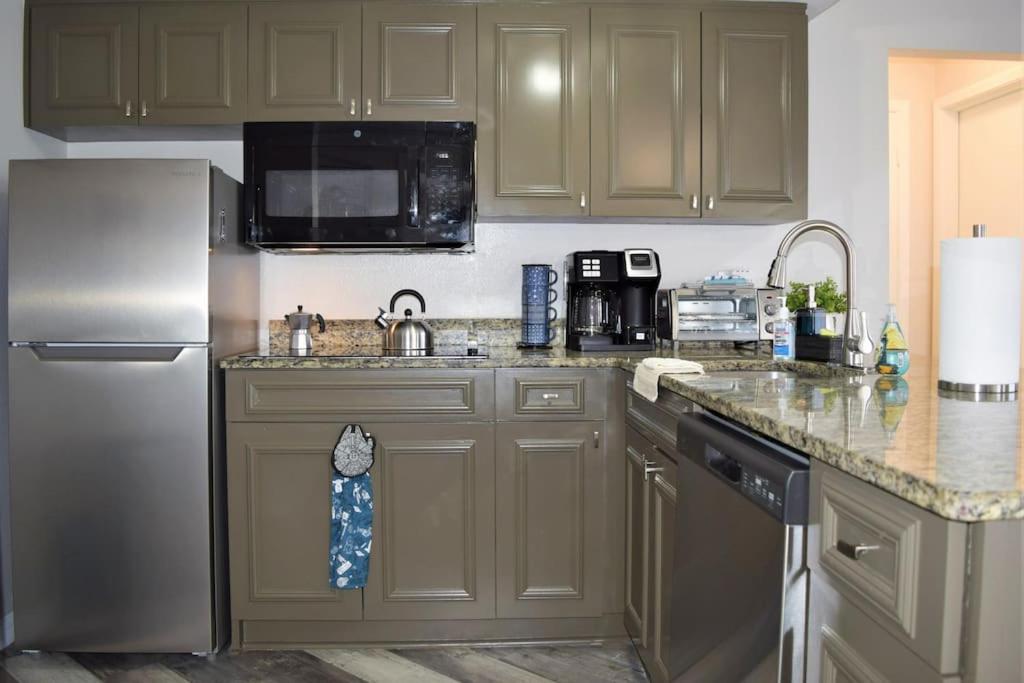 2bd/2bth Modern Condo on International Dr. w Pool ! Near Sea World and Universal