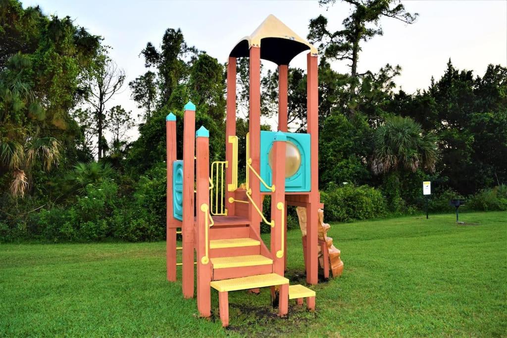 2bd/2bth Modern Condo on International Dr. w Pool ! Near Sea World and Universal