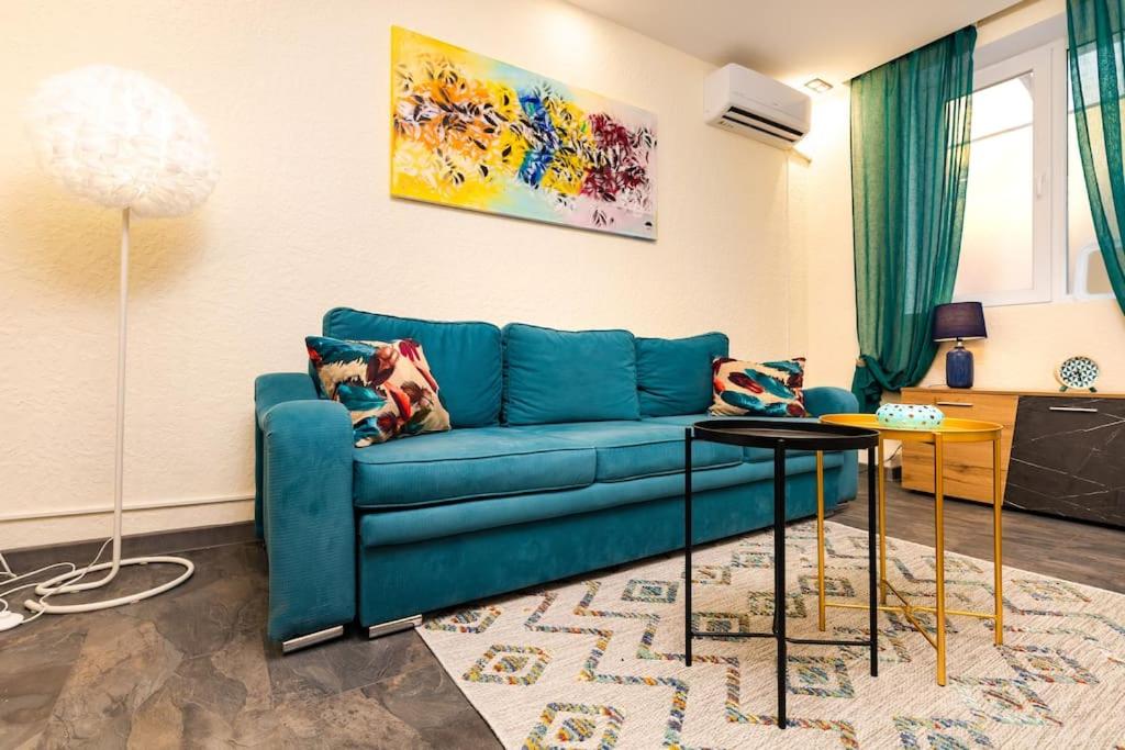 Modern 1BR Apartment with Private Garden Top Center