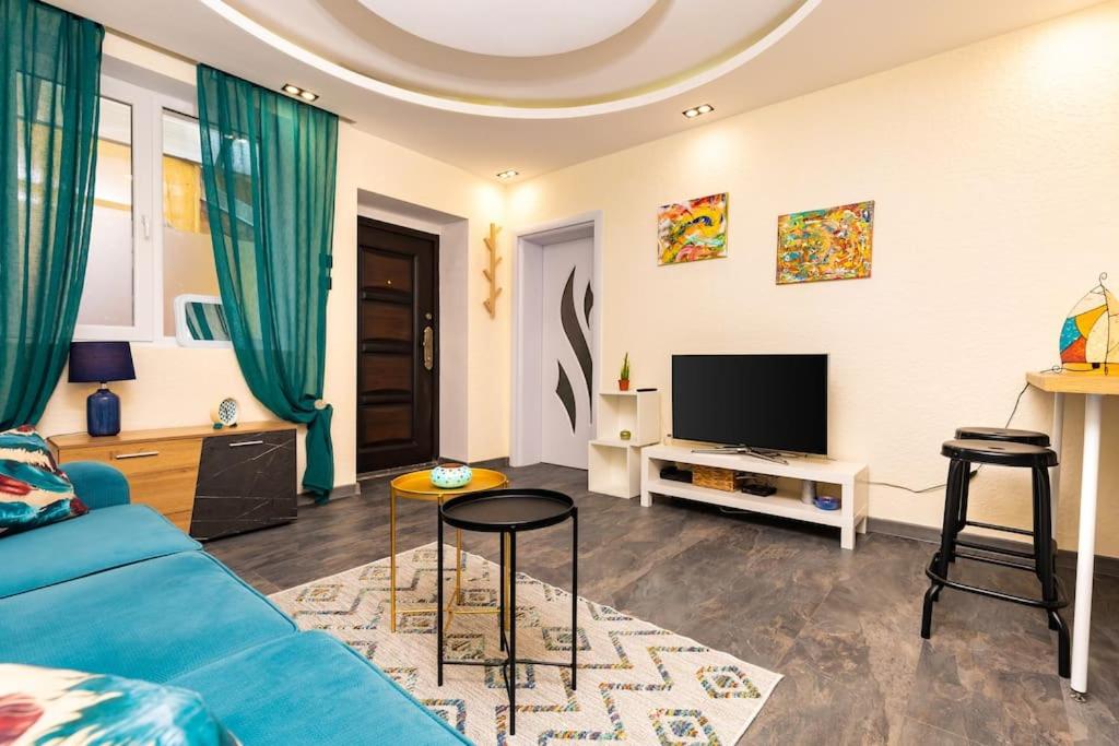Modern 1BR Apartment with Private Garden Top Center