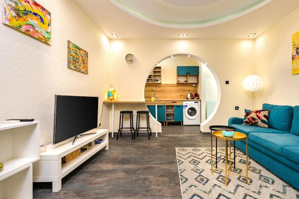 Modern 1BR Apartment with Private Garden Top Center