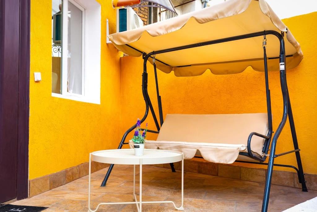Modern 1BR Apartment with Private Garden Top Center