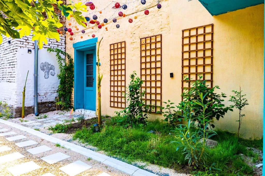 Modern 1BR Apartment with Private Garden Top Center