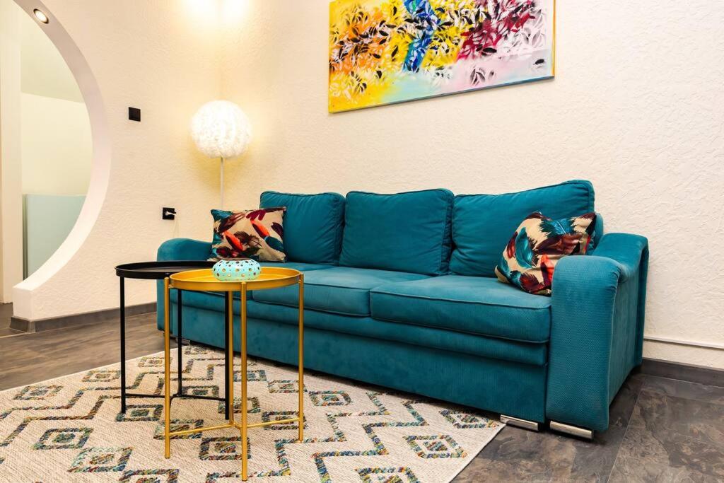 Modern 1BR Apartment with Private Garden Top Center