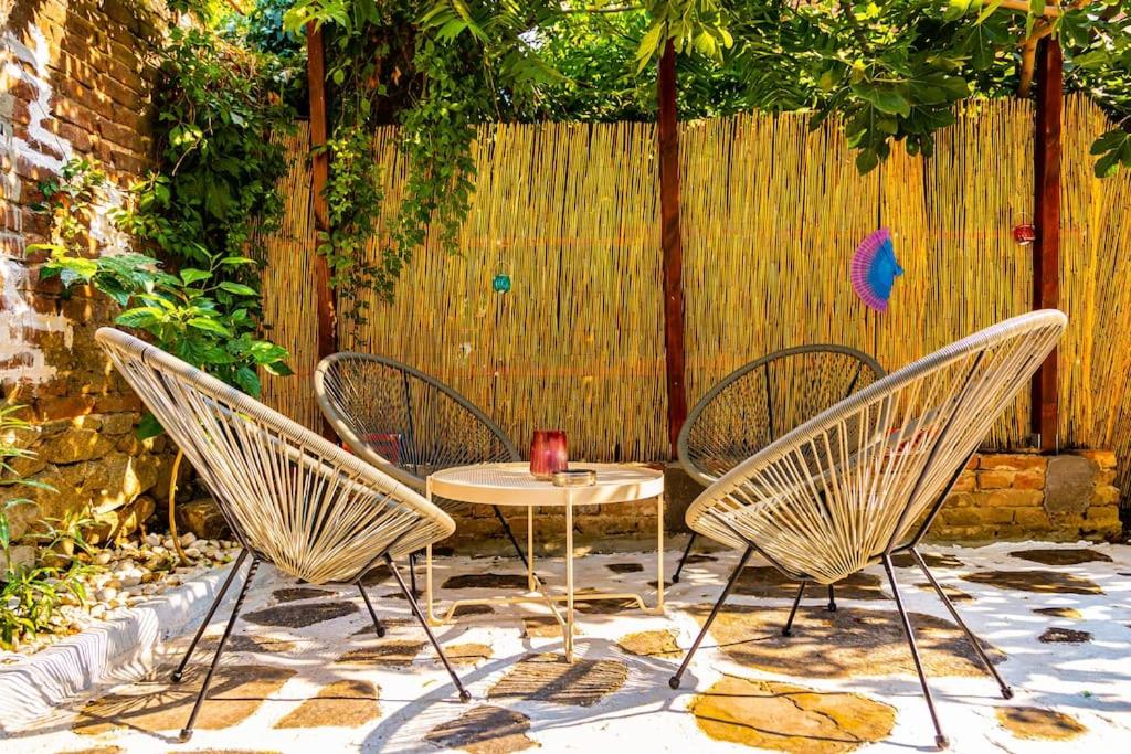 Modern 1BR Apartment with Private Garden Top Center
