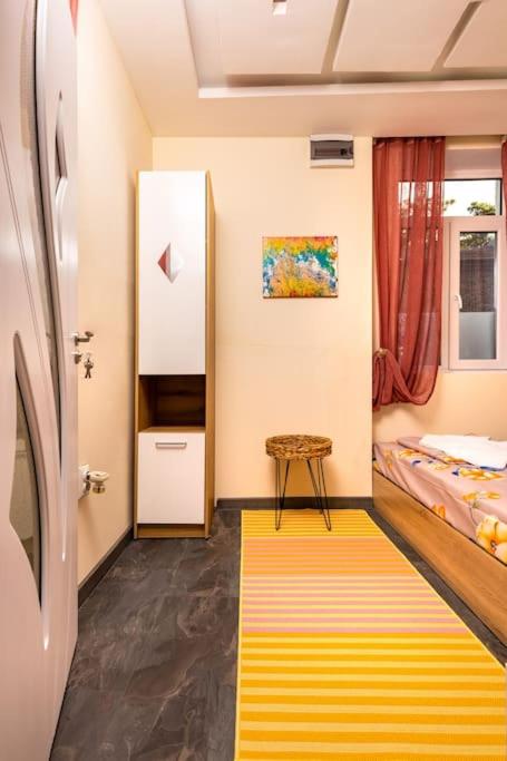 Modern 1BR Apartment with Private Garden Top Center