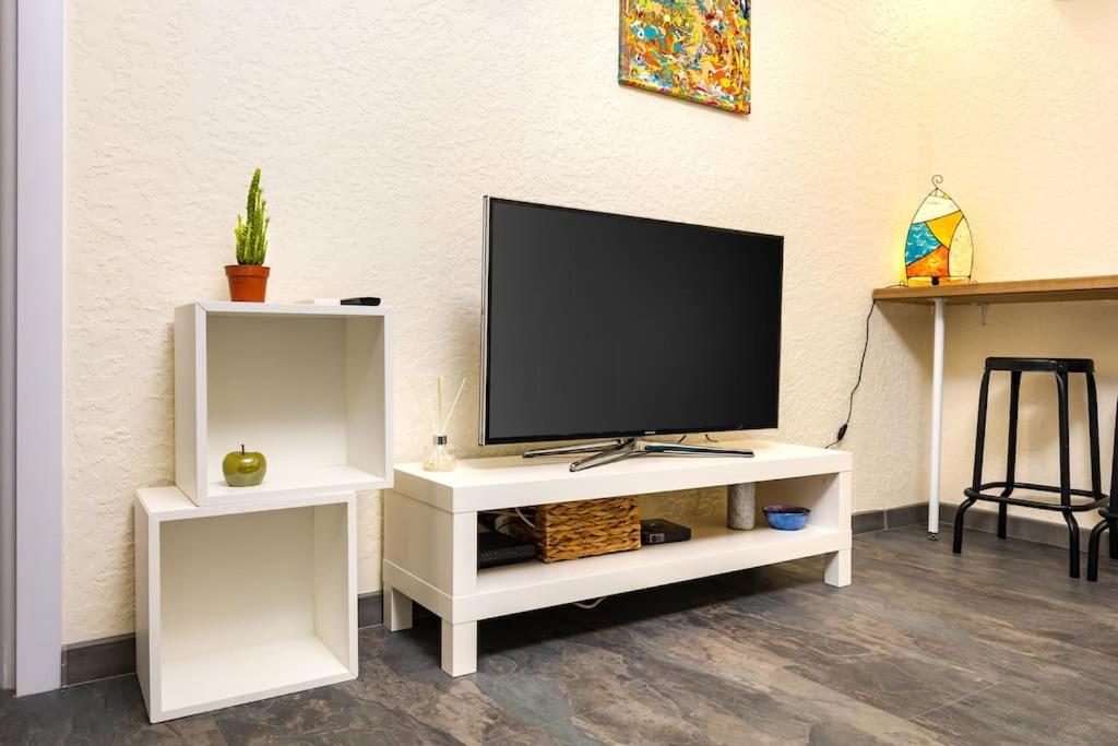 Modern 1BR Apartment with Private Garden Top Center