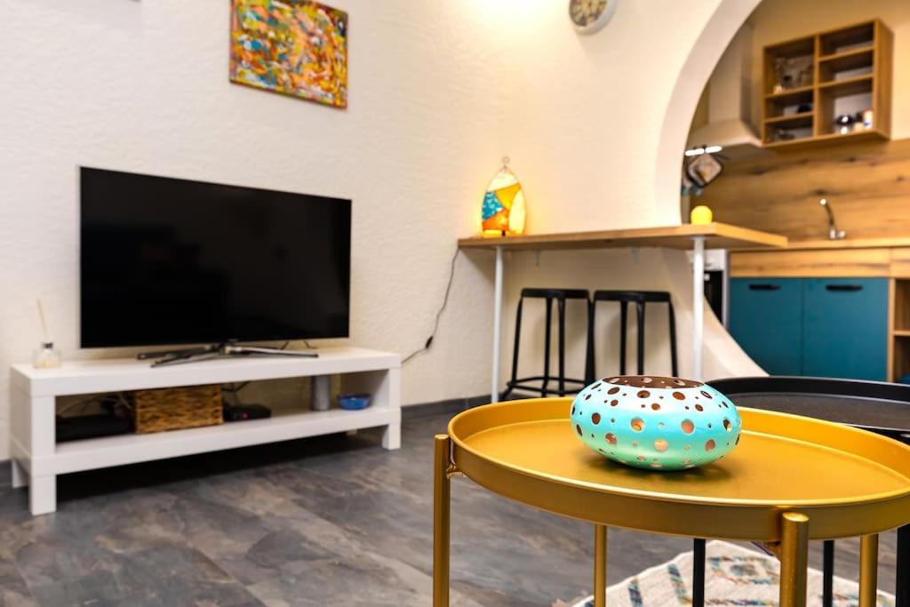 Modern 1BR Apartment with Private Garden Top Center