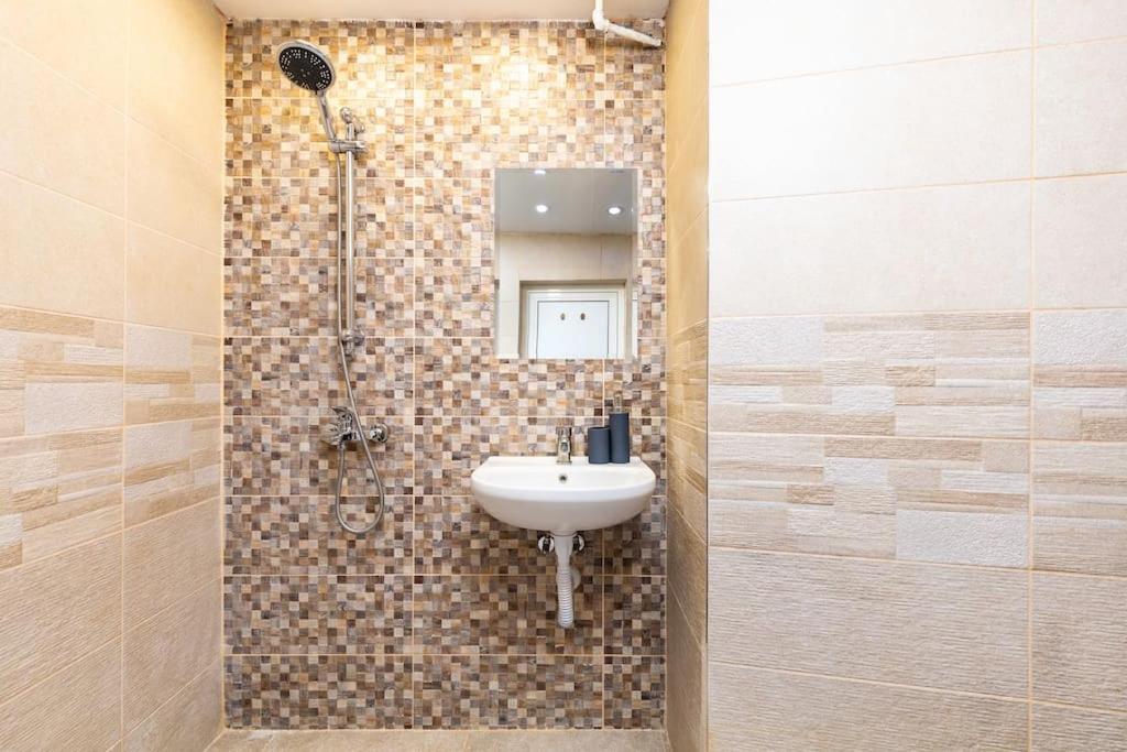 Modern 1BR Apartment with Private Garden Top Center