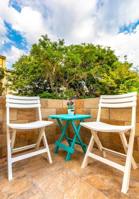 Modern 1BR Apartment with Private Garden Top Center