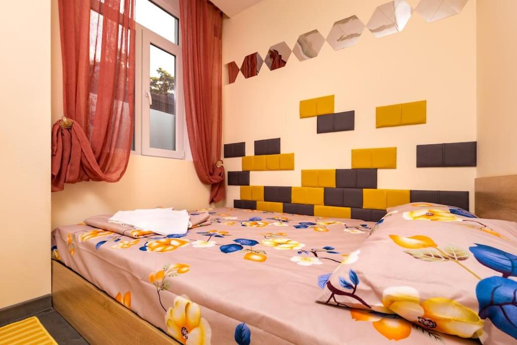 Modern 1BR Apartment with Private Garden Top Center