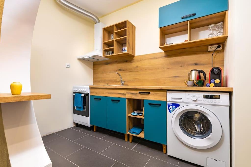 Modern 1BR Apartment with Private Garden Top Center
