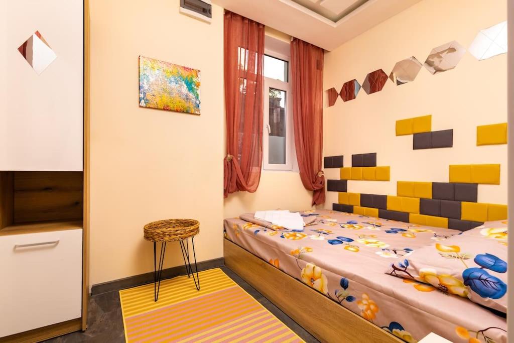 Modern 1BR Apartment with Private Garden Top Center