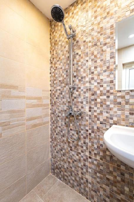 Modern 1BR Apartment with Private Garden Top Center