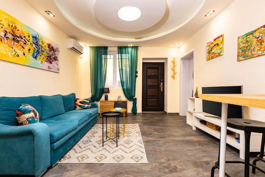 Modern 1BR Apartment with Private Garden Top Center