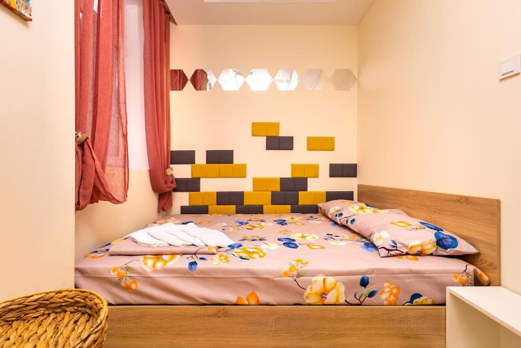 Modern 1BR Apartment with Private Garden Top Center