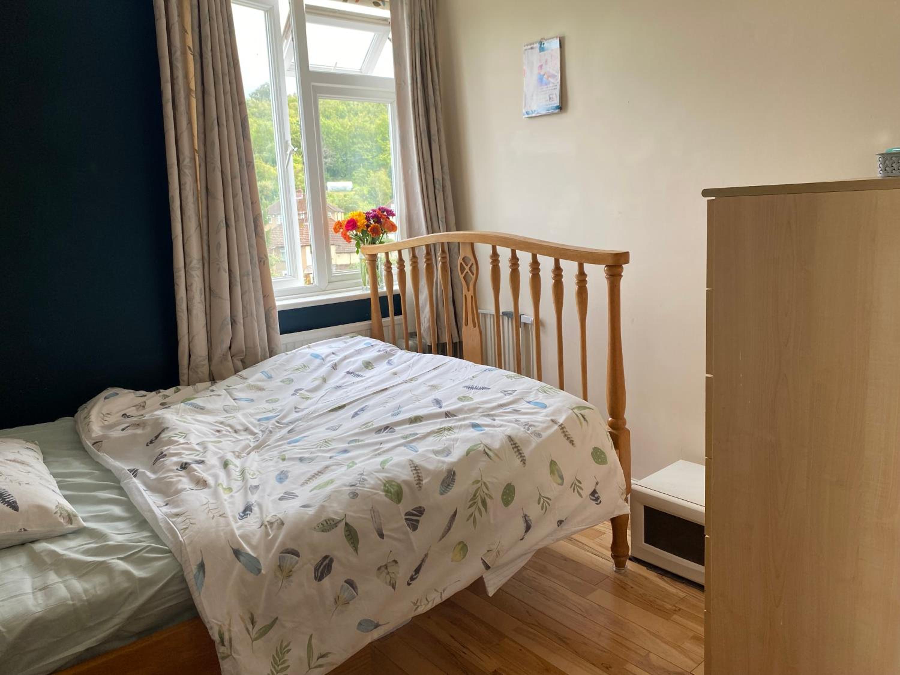 High Wycombe Vacations - Private Lovely double bedroom - Property Image 1