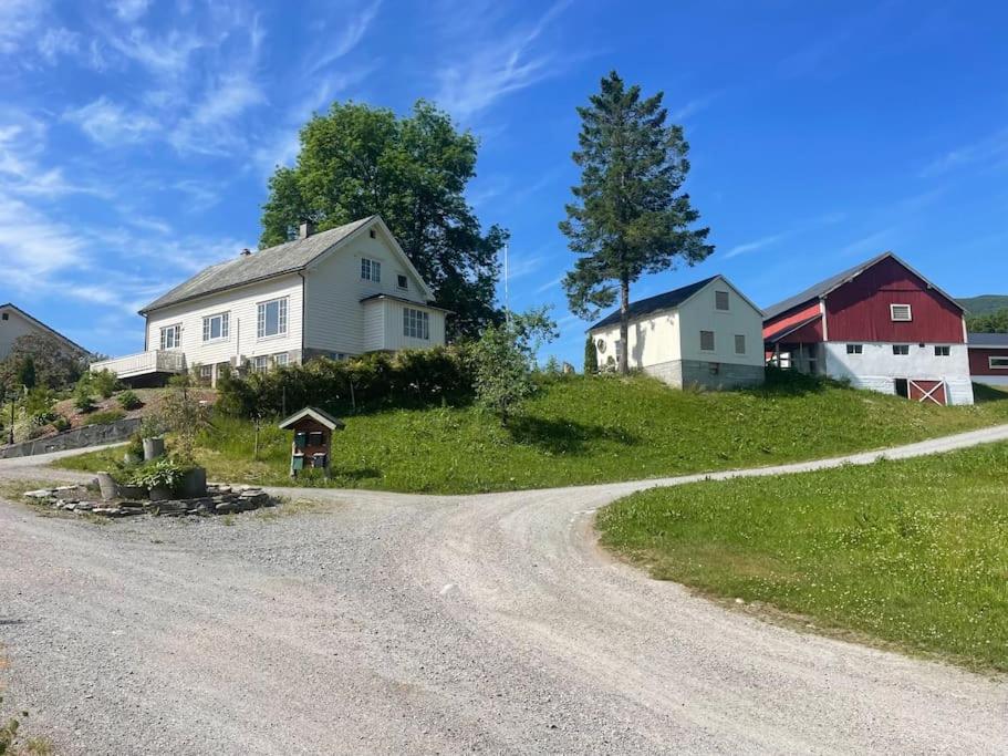Nakkentunet - familievennlig hus på gårdstun.