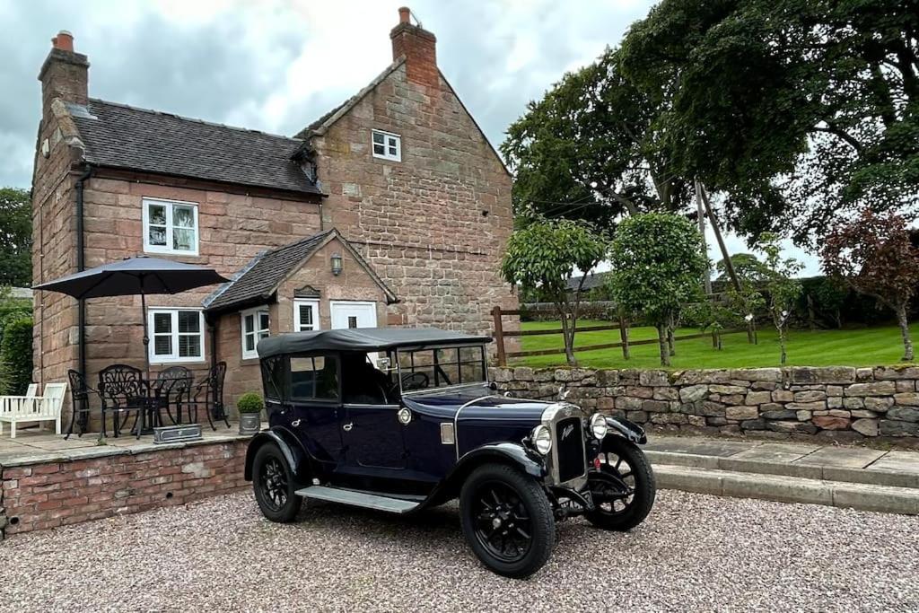 Beautiful 3 Bed Near Alton Towers, Polar Bears, Peak District view 5