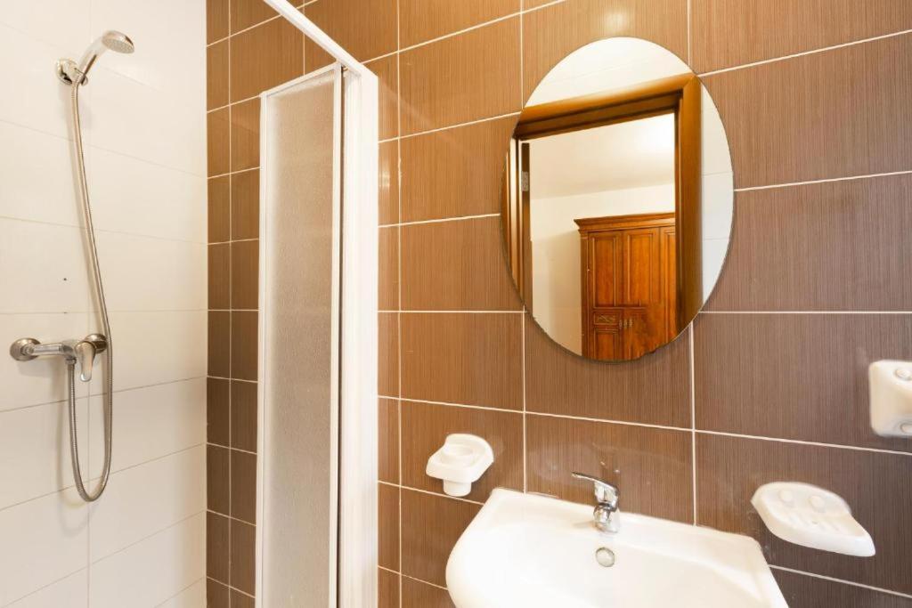 Gudja - Lovely 3 bedroom unit with own private entrance view 2