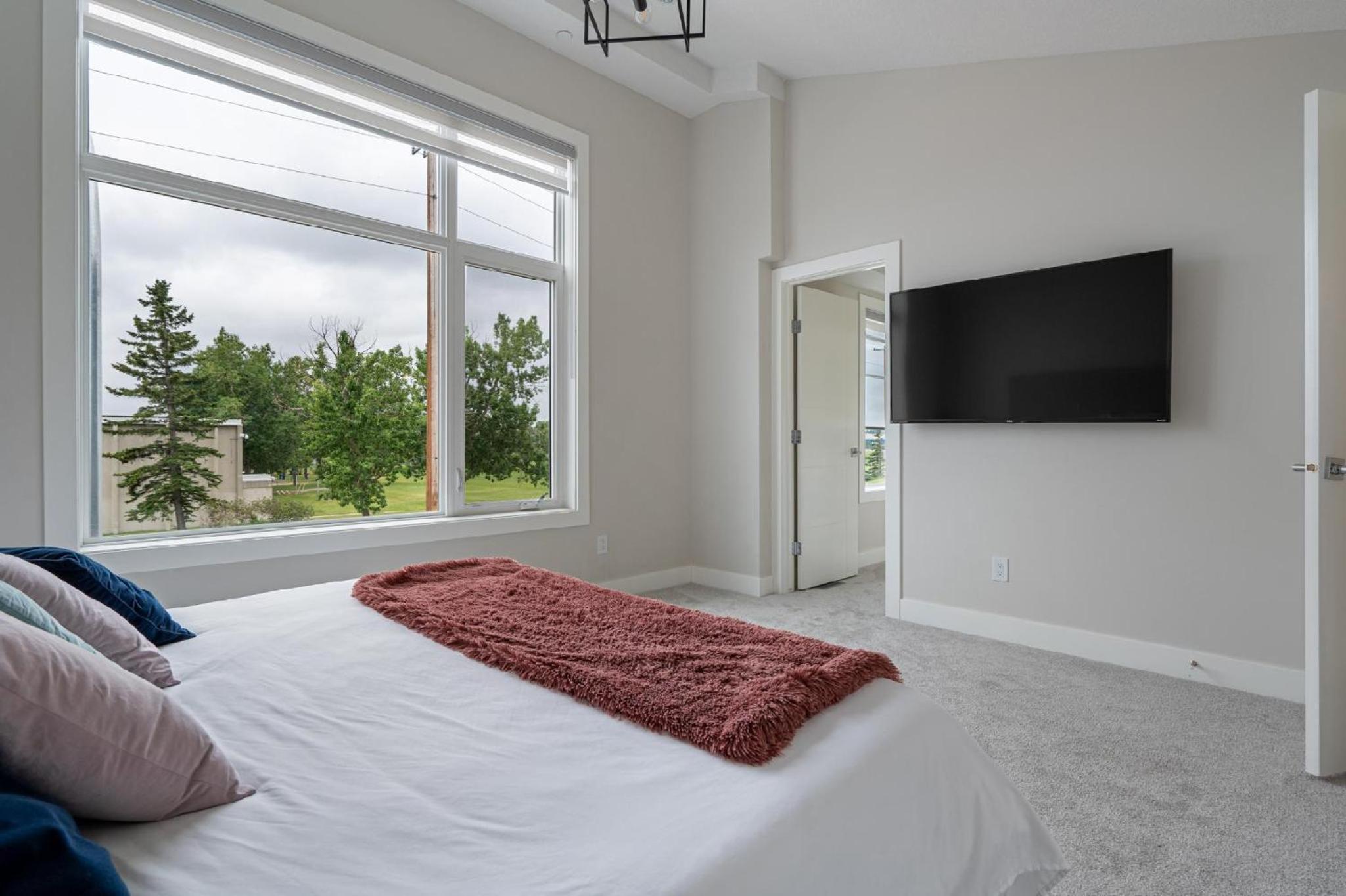 Modern Altadore Home 3 Br Fireplace Sleeps 8