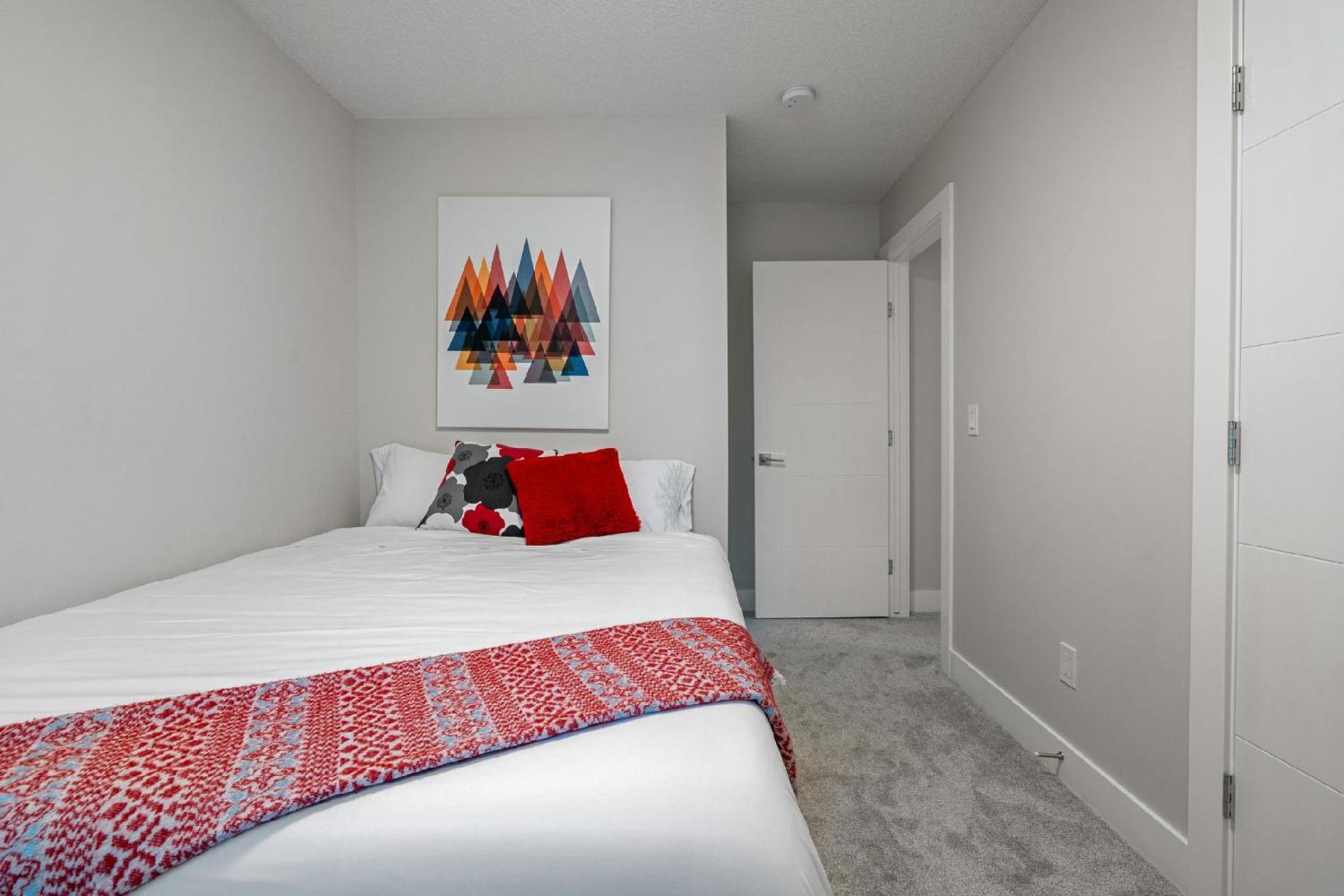 Modern Altadore Home 3 Br Fireplace Sleeps 8