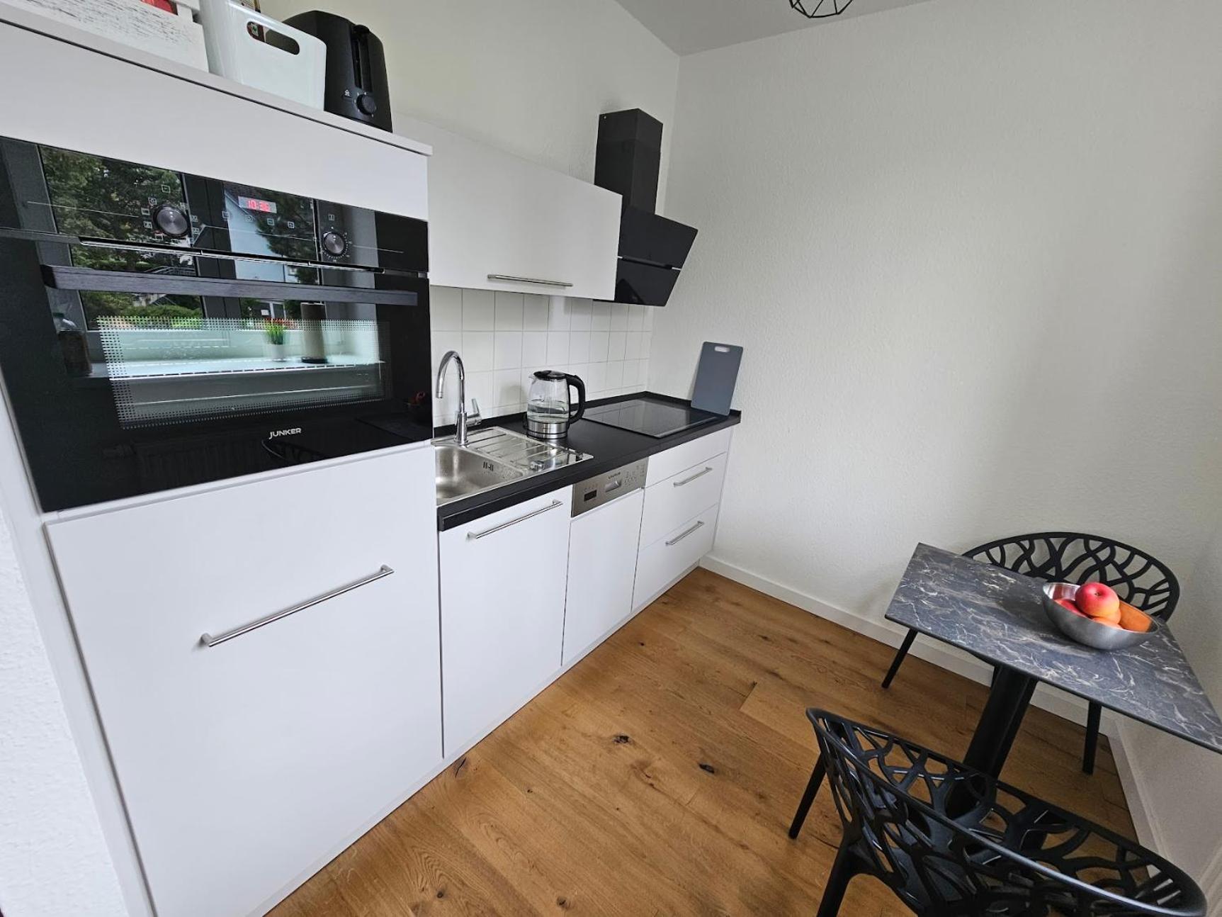 Casa Frida - Business Apartment near Airport BER, kitchen, bathroom, balcony, car park