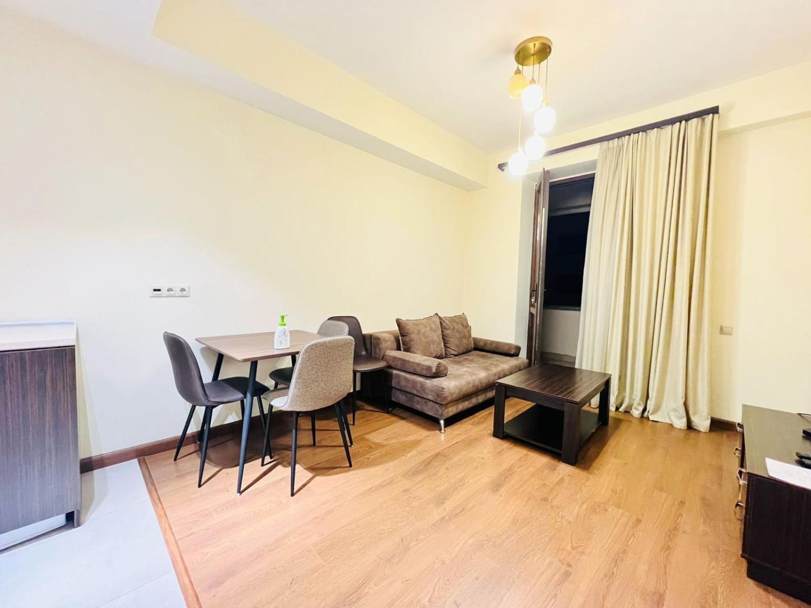 Modern Apartment +Balcony next to Republic Square, City Center