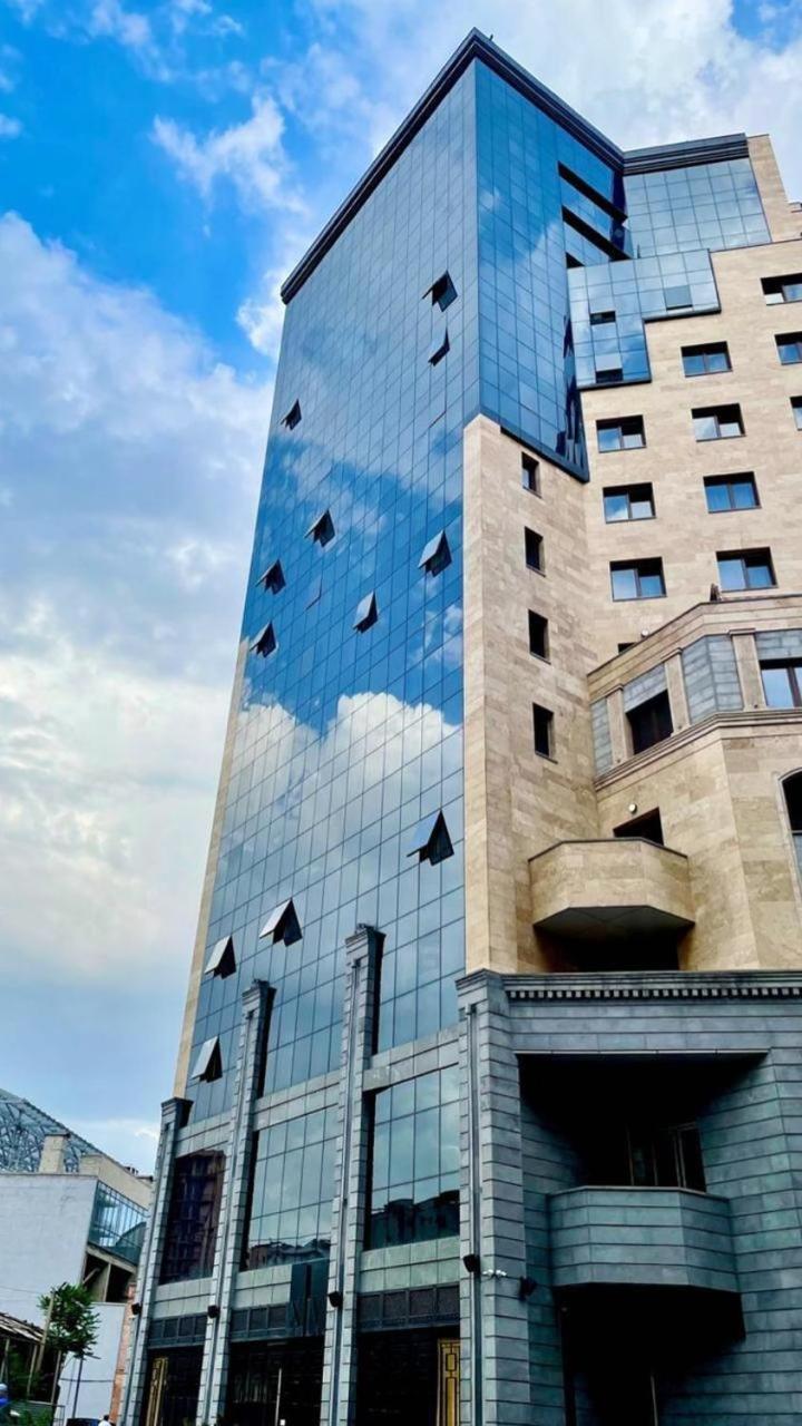 Modern Apartment +Balcony next to Republic Square, City Center