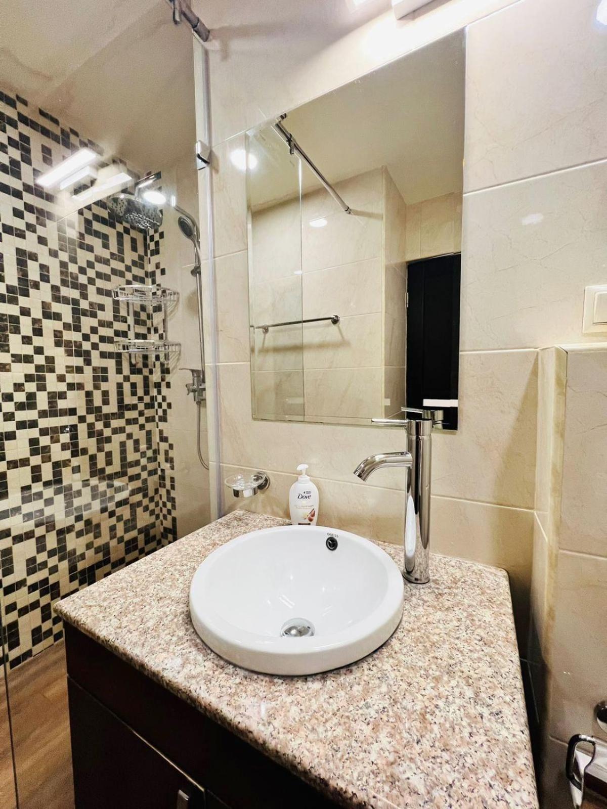 Modern Apartment +Balcony next to Republic Square, City Center
