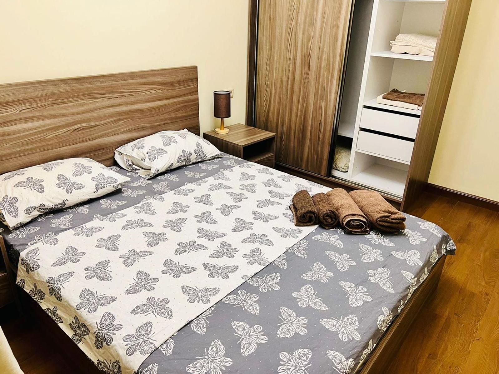 Modern Apartment +Balcony next to Republic Square, City Center