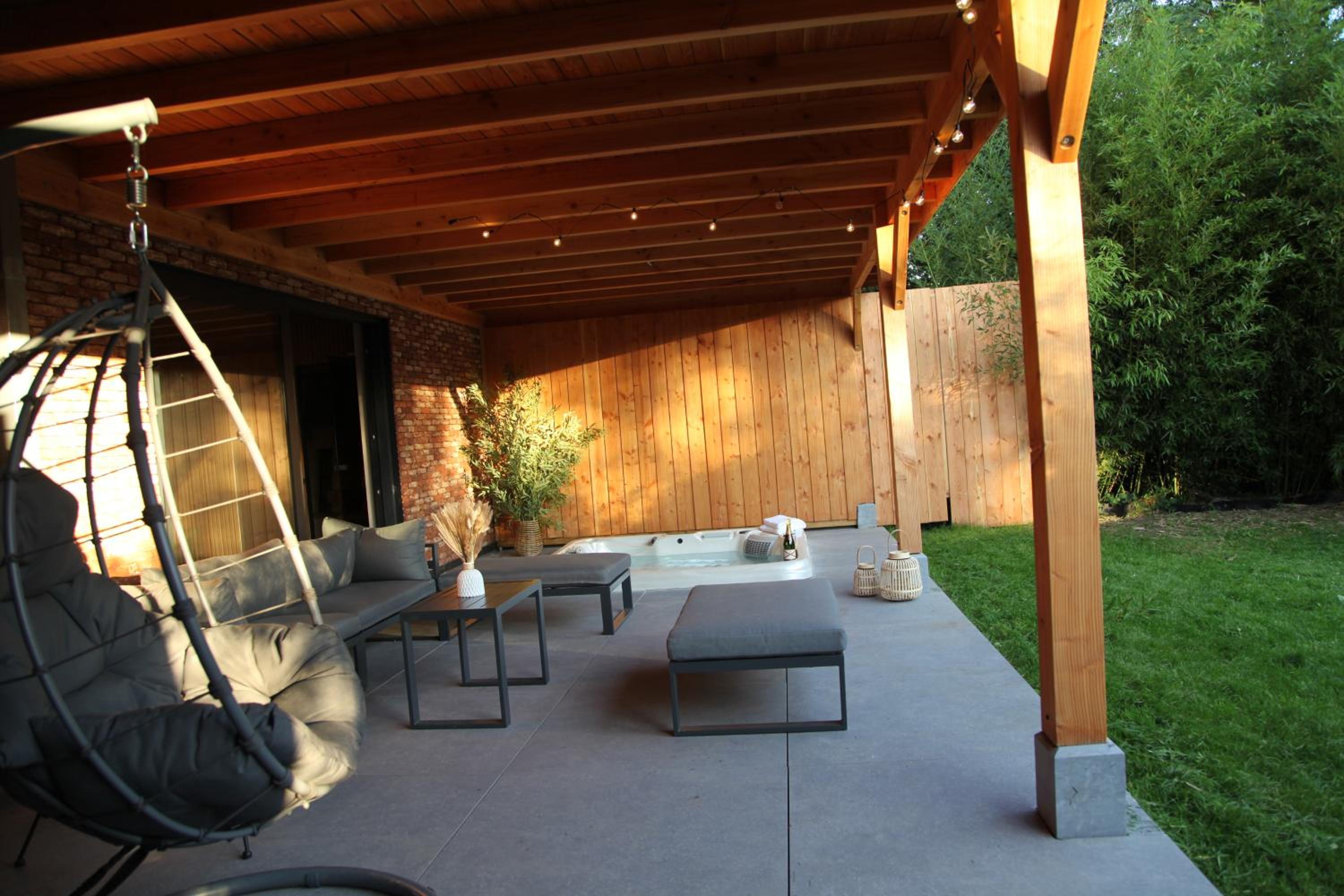 Dionbulles & Dionlodge Guesthouse, Private Wellness with pool in option