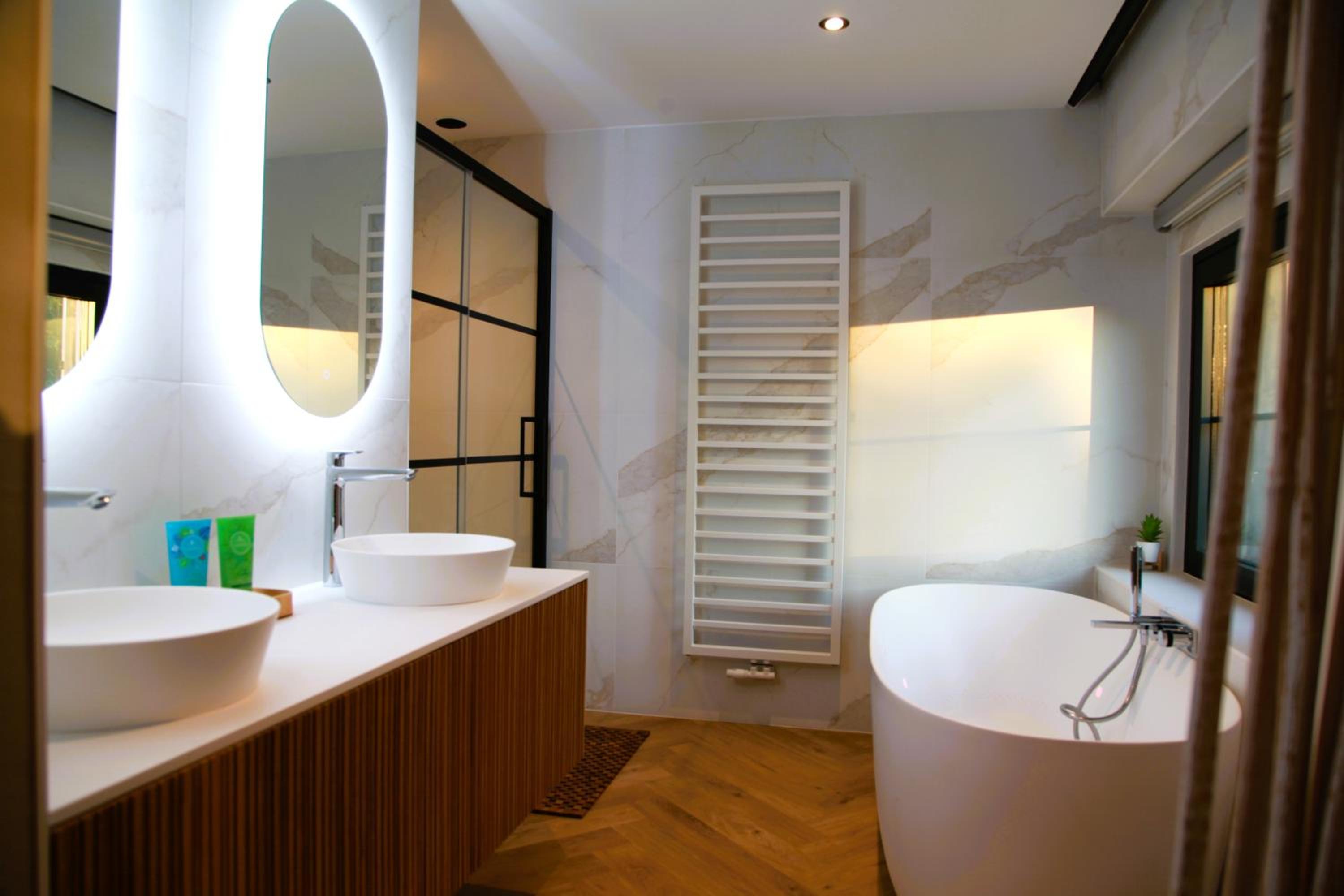 Dionbulles & Dionlodge Guesthouse, Private Wellness with pool in option